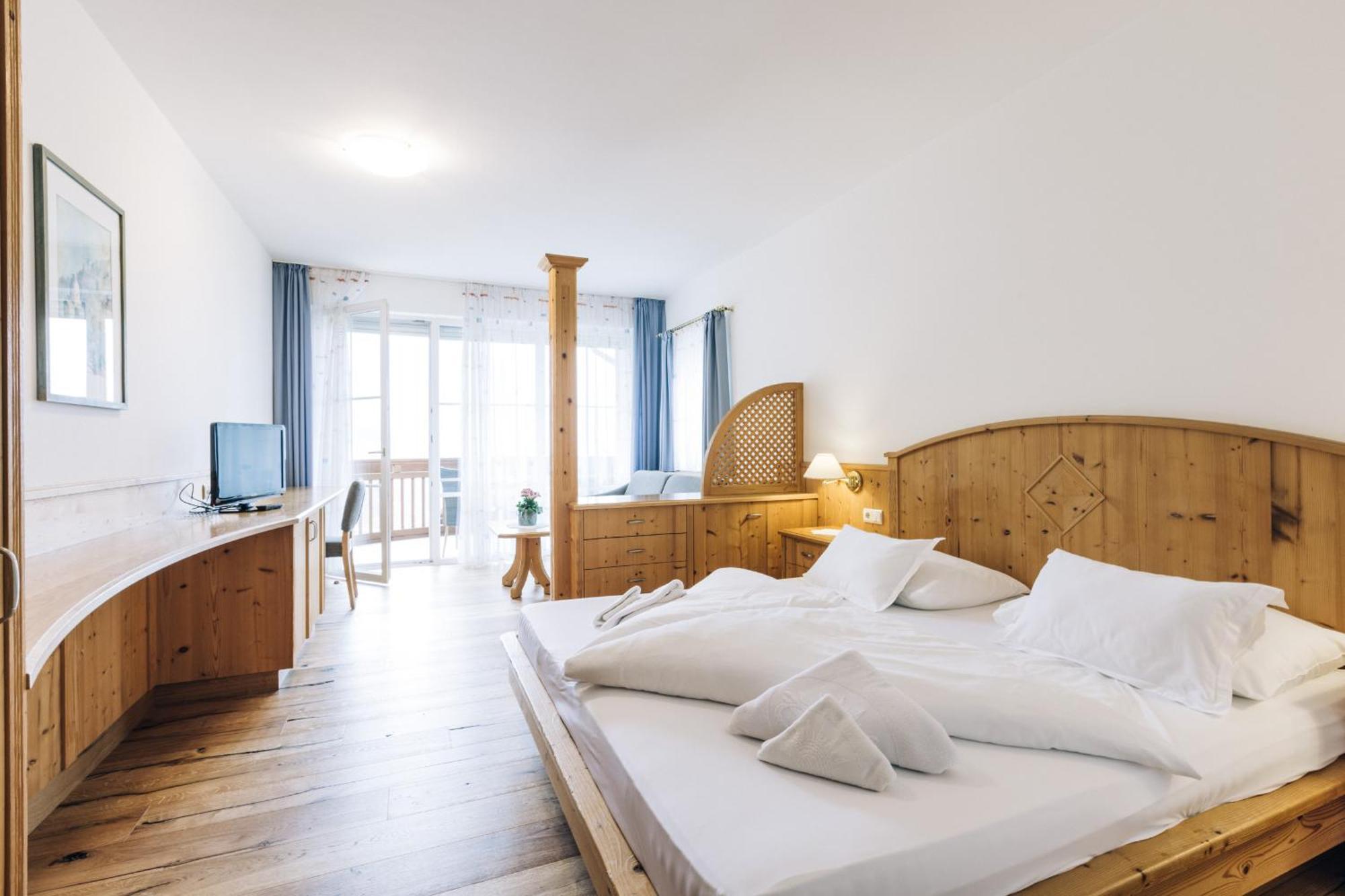 Hotel Tenz Montagna Buitenkant foto